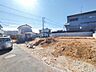 外観：【前面道路4ｍ】家の前をまっすぐの通りが走っている。クルマは少なく、人々は毎朝、ウォーキング、ジョギング、犬の散歩など、フリーな朝時間を過ごしている。
