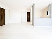【リビングダイニング】シンプルなデザインの家は風情がある。住む人のこだわりを感じる。外観も内装もいたってシンプル。居心地がよく、家事や趣味、子育てなどにも集中できる。家も人間も熟成するほどシ…
