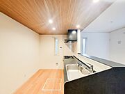 2号棟【キッチン】ナチュラルな自然光の中での調理。会話が弾む対面型キッチン。お洒落な食器類を余裕で収納できるスペース。動きやすい女性目線のキッチン動線。これからはお料理をつくる時間が劇的に変…