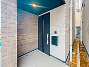 【玄関】家の顔となる玄関は、高いデザイン性が求められます。高級感と断熱性、防犯性に優れた玄関ドアを標準装備。ピッキング対策のセキュリティサムターン等、防犯に考慮しました。