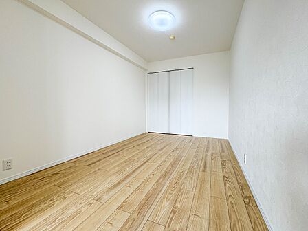【子供部屋6帖】お子様のお部屋にぴったりなクロークを備えたフローリング仕様の洋室です。