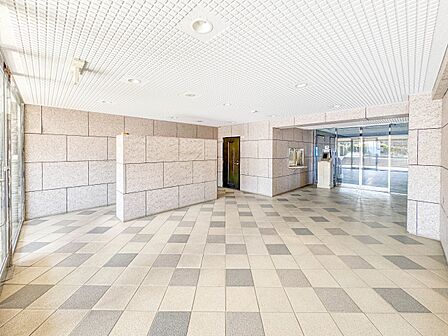 【ロビー】総戸数27戸という規模は、大規模マンションのような喧騒がなく、住人同士の顔が見えやすい適度なコミュニティサイズです。共用部にはオートロックシステムを完備し、プライバシーと防犯性を確…