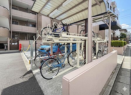 【駐輪場】駐輪場があると自転車を自由に出し入れ出来るので便利。屋根付きで雨にさらされる心配もありません。※CG加工にて晴れにしてます。