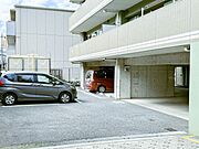【駐車場】毎日の生活にマイカーが必須という方は、購入を検討する際、駐車場があることは大事な条件です。毎日の通勤や家族の送迎、買い物やお出かけなどクルマのある暮らしを満喫したい方は要チェック！…