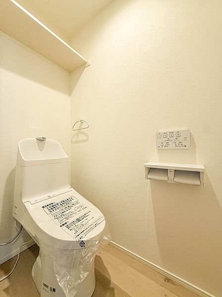 【トイレ】快適で清潔な洗浄機能付温水シャワートイレです。