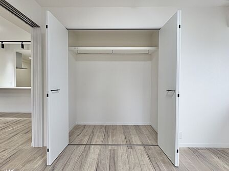 【収納】壁面クローゼットのメリットは、衣類が横一列に並ぶためひと目で洋服が選びやすいこと。衣類をたくさんお持ちの方も、限られたスペース内に無理なく収納することができます。