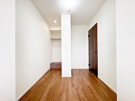 【子供部屋4.1帖】たっぷりの収納も配備、片付いた空間。陽光も明るく開放的な空間が魅力的