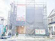 【外観】堂々たる趣ながら、主張し過ぎずどこか余裕を感じさせるシャープなフォルムで佇む邸宅は、晴天の空と照らし合わせる事で、本来あるべき完成形の姿を見せてくれます。