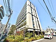 【前面道路】家の前をまっすぐの通りが走っている。クルマは少なく、人々は毎朝、ウォーキング、ジョギング、犬の散歩など、フリーな朝時間を過ごしている。