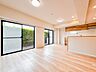 室内：【LDK15.2帖】シンプルなデザインの家は風情がある。住む人のこだわりを感じる。外観も内装もいたってシンプル。居心地がよく、家事や趣味、子育てなどにも集中できる。家も人間も熟成するほどシン…