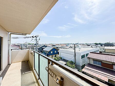 【バルコニー】 バルコニーから差し込む陽光・通風は、住環境・快適性と共に有り続ける貴重な「財産」です。