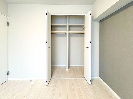 【収納】壁面クローゼットのメリットは、衣類が横一列に並ぶためひと目で洋服が選びやすいこと。衣類をたくさんお持ちの方も、限られたスペース内に無理なく収納することができます。