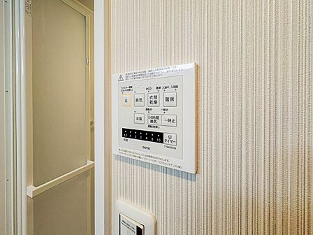 【浴室暖房乾燥機】 雨の日の部屋干しは乾きにくく、生乾きの臭いが気になります。浴室暖房乾燥機があればそんな心配はいりません。換気や暖房機能もあるのでカビの発生や寒い日のヒートショックも防ぎ…