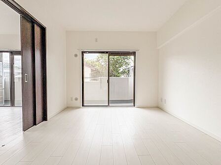 【LDK10.9帖】整然とした空間演出、快適な理想の暮らしの実現は家のみの拘りではなく、そこで暮らす方々にとって素敵な環境であることも挙げられると思います。四季折々の変化が奏でる鼓動を楽しん…