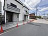外観：B号棟【前面道路】車の通行が少ないので、静かな住環境を維持することができます。