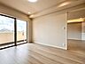 室内：【洋室】柔らかい陽光が差し込む明るいお部屋を演出する設計。彩光の取れる窓が気持ちの良いお部屋を創り上げます。