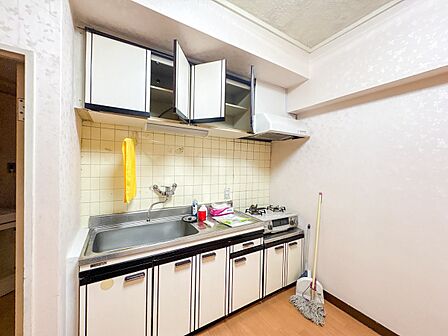 【キッチン】 三口コンロで料理の幅を拡げてくれる使いやすいシステムキッチンを採用。洗い場も大きいので野菜や食器を洗ったりする際にも捗り、奥様の強い味方となってくれるはずです。