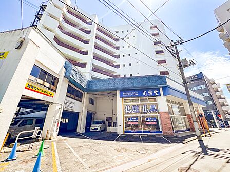 【外観】堂々たる趣ながら、主張し過ぎずどこか余裕を感じさせるシャープなフォルムで佇む邸宅は、晴天の空と照らし合わせる事で、本来あるべき完成形の姿を見せてくれます。