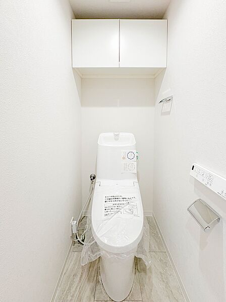 トイレ・ウォシュレット付。快適で衛生的な洗浄機能付温水シャワートイレです。収納や手すりもついてます。