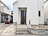 玄関：【玄関】高級感のあるデザインと断熱性、防犯性に優れた玄関ドアを標準装備。