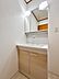 洗面：【洗面台】 十分な大きさの洗面台は、身だしなみチェックや歯磨きなど、朝の慌ただしい時間でもホテルライクなスペースで余裕とゆとりを感じて頂けます。