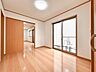 室内：【洋室】時間によってさまざまな陽光を映し出す大きな窓。住みやすさを追求した間取り。