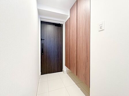 【玄関】玄関はおうちの顔と言われます。収納力豊富なシューズボックスでスッキリとした素敵な玄関でお客様をお迎えしてください。