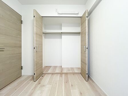 壁面クローゼットのメリットは、衣類が横一列に並ぶためひと目で洋服が選びやすいこと。衣類をたくさんお持ちの方も、限られたスペース内に無理なく収納することができます。※CG加工にて家具を削除して…