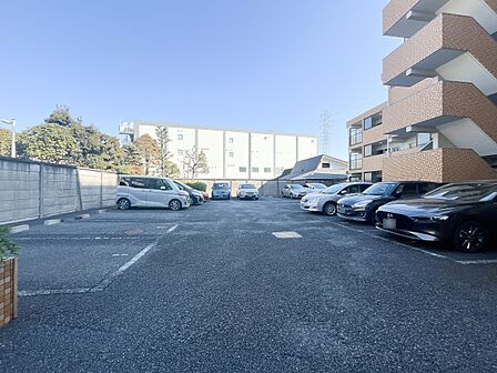 【駐車場】通勤や家族の送迎など、毎日の生活にマイカーが欠かせない方にとって駐車場は大事な条件。