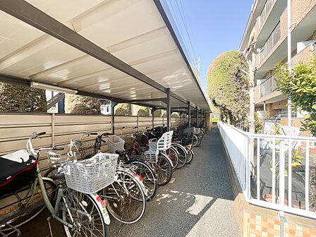 駐輪場があると自転車を自由に出し入れ出来るので便利。屋根付きで雨にさらされる心配もありません。