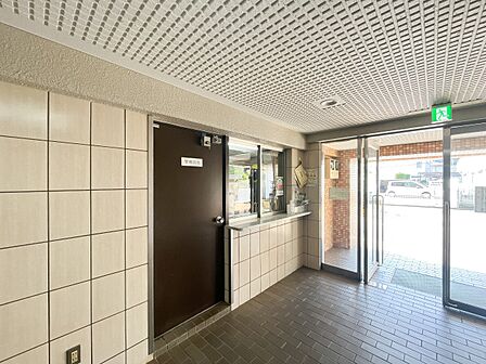 【受付】マンションの管理人室です。入居後、何かあればこちらにご相談ください。