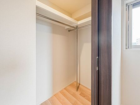 【WIC（ウォークインクローゼット）】  たくさんの洋服をかけてもシワになりにくいウォークインクローゼット。洋服以外にも、普段使わない家電やスーツケース、ストック品など何でも片付く嬉しい空間…