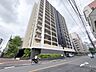 外観：【前面道路】家の前をまっすぐの通りが走っている。クルマは少なく、人々は毎朝、ウォーキング、ジョギング、犬の散歩など、フリーな朝時間を過ごしている。