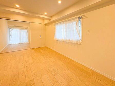 【LDK10.5帖】室内には豊かな陽光が注ぎ込み、爽やかな住空間を演出。