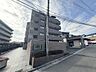 外観：【前面道路】家の前をまっすぐの通りが走っている。クルマは少なく、人々は毎朝、ウォーキング、ジョギング、犬の散歩など、フリーな朝時間を過ごしている。