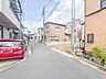 外観：【前面道路4ｍ】家の前をまっすぐの通りが走っている。クルマは少なく、人々は毎朝、ウォーキング、ジョギング、犬の散歩など、フリーな朝時間を過ごしている。