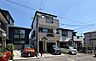 外観：【外観】堂々たる趣ながら、主張し過ぎずどこか余裕を感じさせるシャープなフォルムで佇む邸宅は、晴天の空と照らし合わせる事で、本来あるべき完成形の姿を見せてくれます。