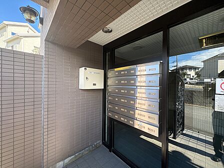 【受付】マンションの管理人室です。入居後、何かあればこちらにご相談ください。