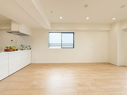 【LDK15.2帖】リビングにいるお子様と会話をしながら家事ができるカウンターキッチン。いま手があいているか、忙しそうなのか相手の様子を伺いながらコミュニケーションをとる訓練にもなります。