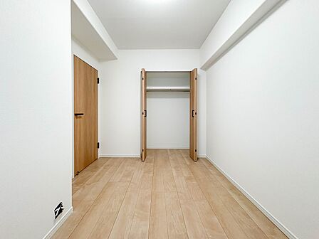 【居室4.4帖】昨今のトレンドになりつつあるのが、広過ぎず、快適すぎない子ども部屋。勉強と寝るだけの部屋にすることで閉じこもりがなくなり、リビングで過ごす時間が増えると言われています。