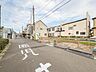 外観：【前面道路】家の前をまっすぐの通りが走っている。クルマは少なく、人々は毎朝、ウォーキング、ジョギング、犬の散歩など、フリーな朝時間を過ごしている。