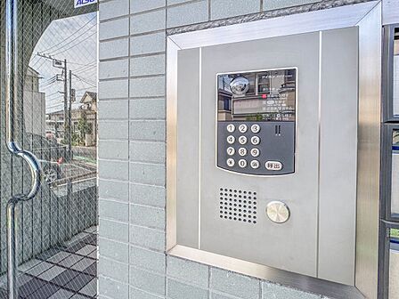 【オートロック】オートロックの最大のメリットは、訪問営業や勧誘を断りやすいこと。玄関前までセールスが来ないため、しつこくされ困ることがありません。住人と関係者しか入れない環境は安心感がありま…
