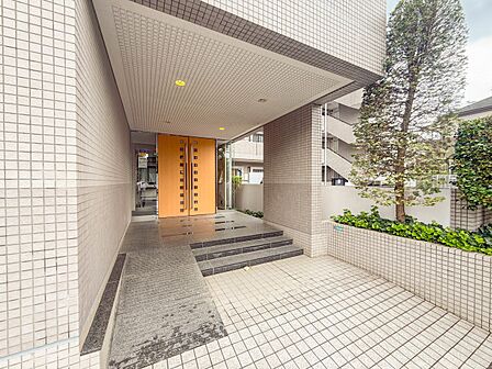 <オートロック>オートロックの最大のメリットは、訪問営業や勧誘を断りやすいこと。玄関前までセールスが来ないため、しつこくされ困ることがありません。住人と関係者しか入れない環境は安心感がありま…