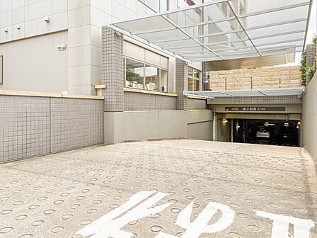 【駐車場】日々の暮らしにマイカーが必要。そんな方は物件の購入条件に駐車場は必須です。通勤に、家族のお迎えに、お買物に、おでかけに、クルマライフを楽しみたい方に。
