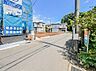 外観：【前面道路】家の前をまっすぐの通りが走っている。クルマは少なく、人々は毎朝、ウォーキング、ジョギング、犬の散歩など、フリーな朝時間を過ごしている。