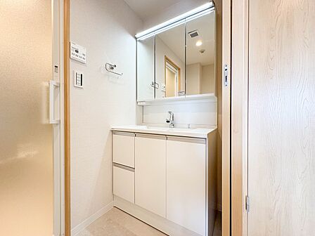 【洗面台】十分な大きさの洗面台は、身だしなみチェックや歯磨きなど、朝の慌ただしい時間でもホテルライクなスペースで余裕とゆとりを感じて頂けます。