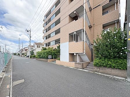 【前面道路】車の通行が少ないので、静かな住環境を維持することができます。