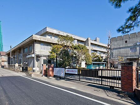 小学校 1110m さいたま市立鈴谷小学校(学校教育目標は「かしこく たくましく 心豊かな児童の育成」。目指す児童像は、「瞳・笑顔・汗・会話・きらきら輝く鈴谷の子」として、アクティブに育む子…