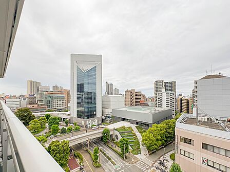 【眺望】その街並みは、さまざまな家の姿が、歩く人々を楽しませている。そう街並みは街の美しい風景なのだ。その風景が目をやさしく和ませてくれている。