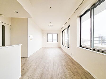 【LDK9.9帖】室内には豊かな陽光が注ぎ込み、爽やかな住空間を演出。